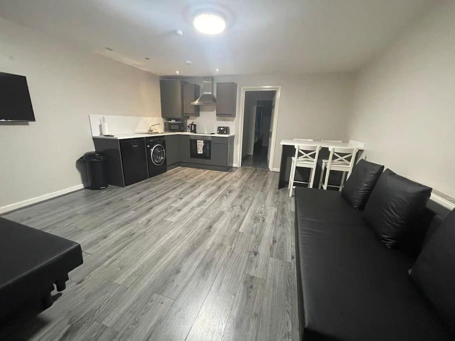 Hosted By Ryan - 2 Bedroom *